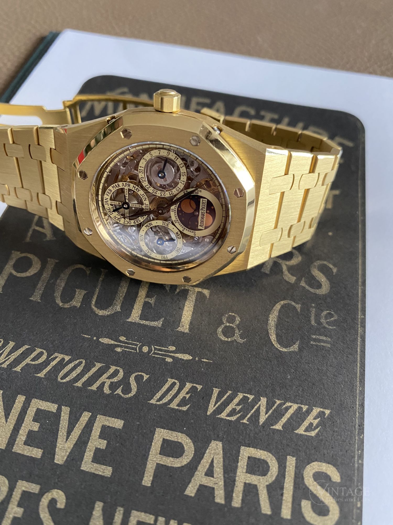 Calendario perpetuo da tavolo con fasi lunari e indicazione anno bisestile  - Audemars Piguet - Ottone - 21° secolo - Catawiki